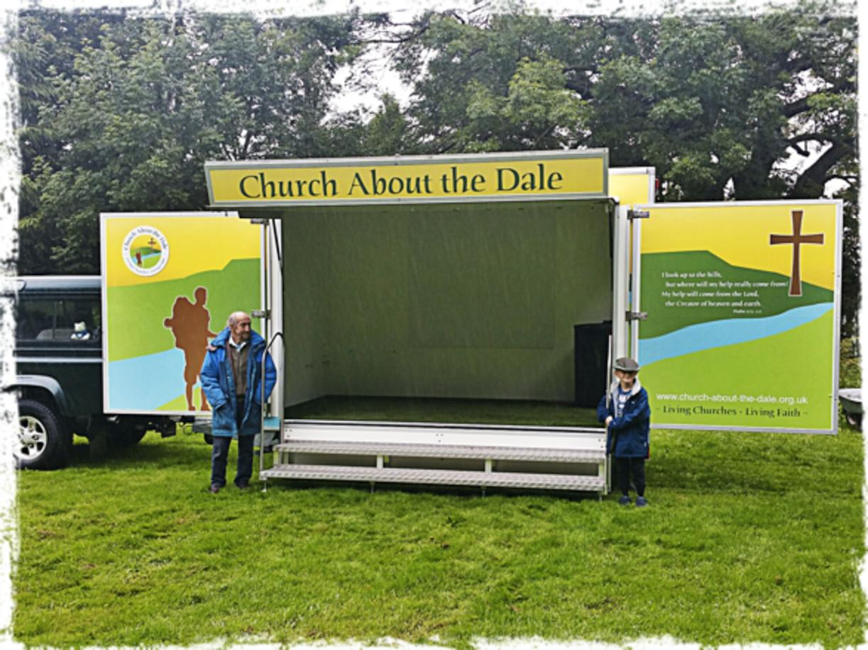 The exhibition trailer with the oldest and youngest member of the joint parishes